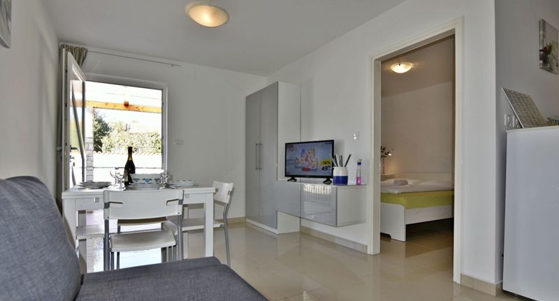 Apartman s klimatizací s terasou pro 4 os. s 1 ložnicí A-22658-a - Apartments With Parking Space Zambratija, Umag - 22658 Zambratija, foto 1
