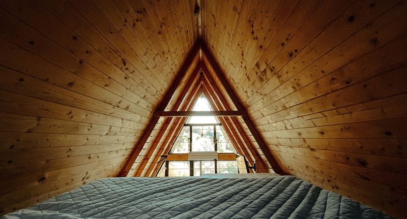 Roubenka (jako celek) s manželskou postelí s výhledem na hory s výhledem do zahrady - A Frame Cabin - Valea Vinului Vișeu de Sus, foto 1