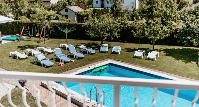 Pokoj pro 4 os. s výhledem do zahrady na poschodí (s možností přistýlky) - Kék Vendégház Family Resort Gyenesdiás, foto 1