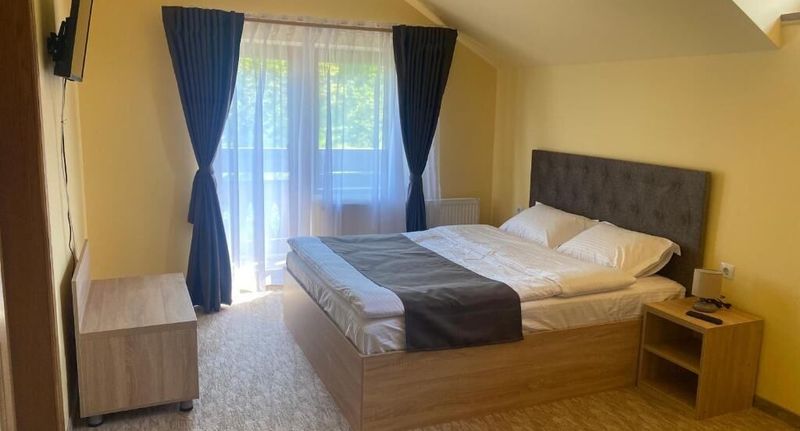 Pokoj s balkónem s manželskou postelí s výhledem na město - Pensiunea Bellestay Brașov, foto 1