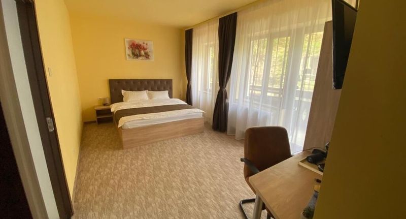 Pokoj s manželskou postelí s výhledem do dvora - Pensiunea Bellestay Brașov, foto 1