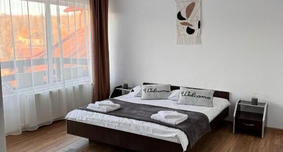 Pokoj s balkónem s manželskou postelí s výhledem na hory (s možností přistýlky) - Vila Vibrant Bran, foto 1