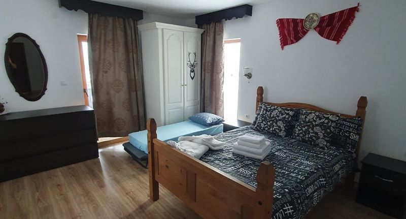 Pokoj s manželskou postelí na poschodí v podkroví - Casa Șaru Bucovinei Şaru Dornei, foto 1
