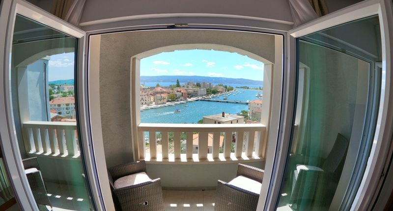 Pokoj s balkónem s manželskou postelí s výhledem na moře - Hotel Villa Dvor Omiš, foto 10