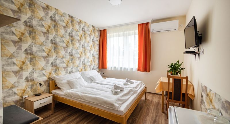 Pokoj s koupelnou s klimatizací s manželskou postelí - Gellén Panzió Debrecen, foto 1