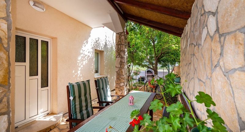Apartman pro 4 os. se 2 ložnicemi - Apartment San Povljana, foto 1
