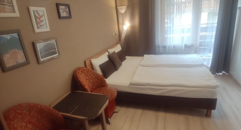 Pokoj s balkónem s koupelnou s manželskou postelí - Pokoje i Apartamenty Blisko Deptaka Karpacz, foto 1
