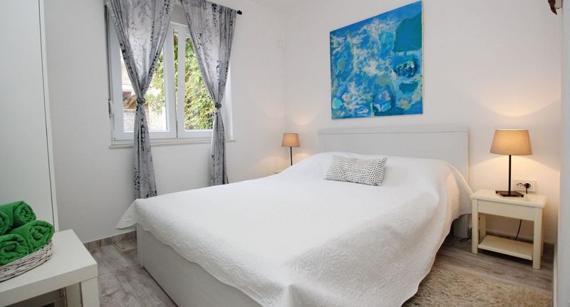 Apartman pro 4 os. se 2 ložnicemi na přízemí - Apartments Rozanda Zarok Baška, foto 1
