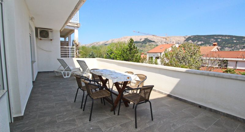 Apartman pro 6 os. se 3 ložnicemi na poschodí - Apartments Rozanda Zarok Baška, foto 1
