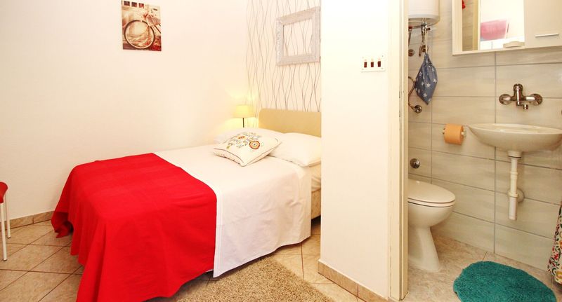 Pokoj s manželskou postelí na poschodí - Apartments Rozanda Zarok Baška, foto 1