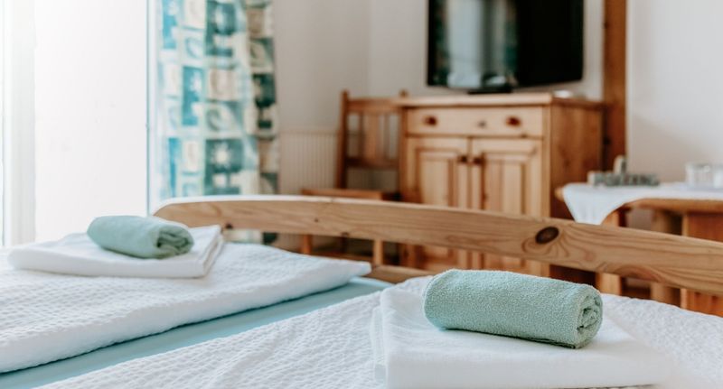 Pokoj s balkónem s manželskou postelí na poschodí - Kék Vendégház Family Resort Gyenesdiás, foto 1