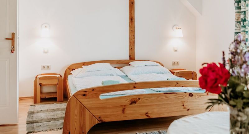 Pokoj s balkónem s manželskou postelí na poschodí - Kék Vendégház Family Resort Gyenesdiás, foto 2