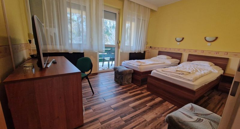 Pokoj pro 2 os. na poschodí na přízemí - Nyaraló Centrum Balatonszemes, foto 1