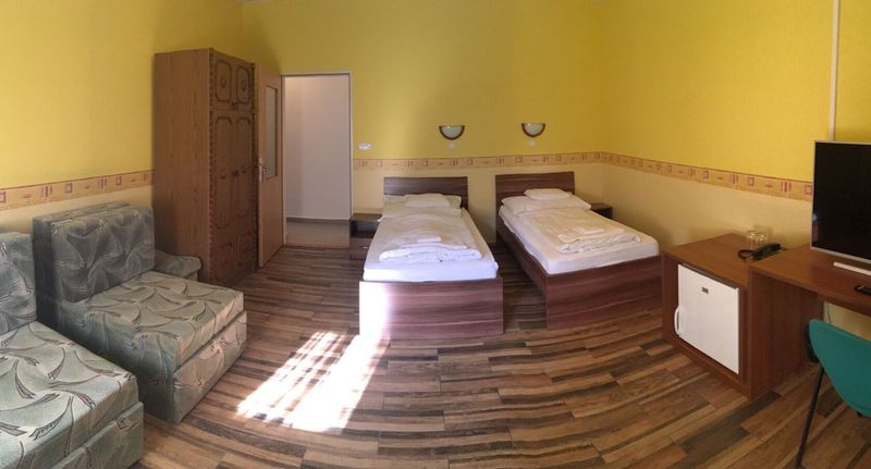 Pokoj pro 4 os. na poschodí na přízemí - Nyaraló Centrum Balatonszemes, foto 1