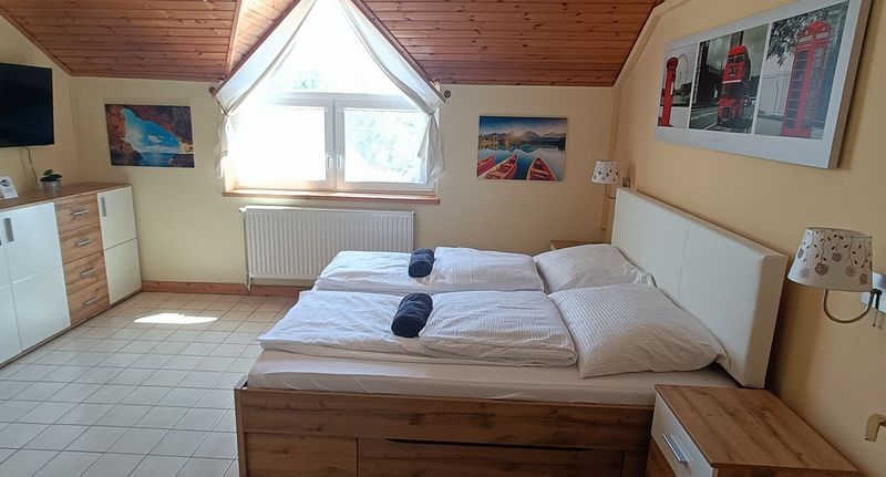 "B" Pokoj s manželskou postelí na poschodí - Mátis Villa Balatonederics, foto 1