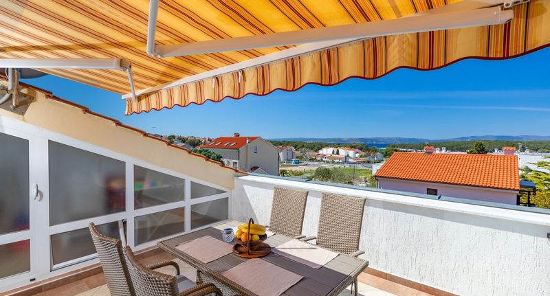 Apartman s klimatizací s terasou pro 5 os. se 2 ložnicemi A-20553-c - Apartments With Parking Space Punat, Krk - 20553 Punat, foto 1
