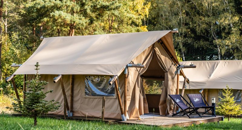 Roubenka (jako celek) s manželskou postelí - Gulbity Camp, foto 1