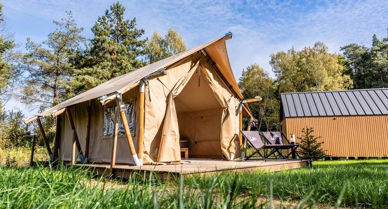 Roubenka (jako celek) s manželskou postelí - Gulbity Camp, foto 13