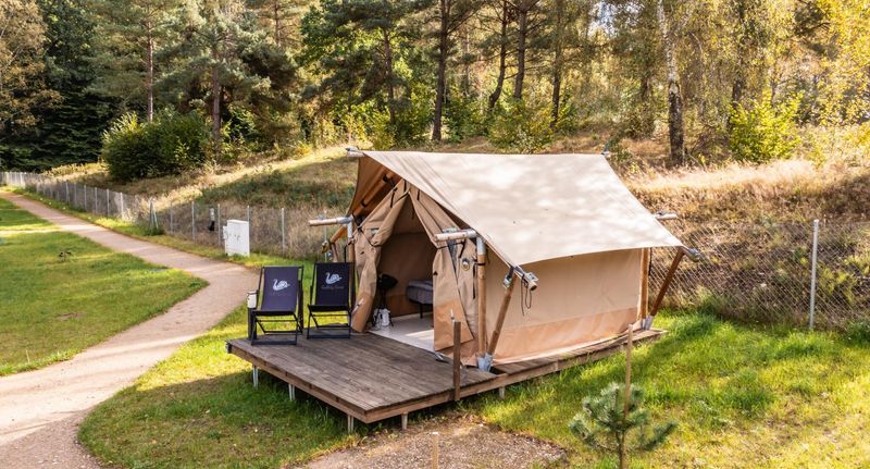 Roubenka (jako celek) s manželskou postelí - Gulbity Camp, foto 24