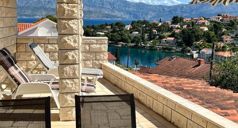 Apartman s klimatizací s terasou pro 4 os. se 2 ložnicemi A-23366-a - Apartments By The Sea Splitska, Brač - 23366 Splitska, foto 1