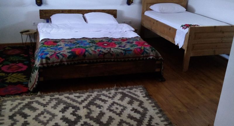 Manzárd Pokoj s manželskou postelí s výhledem do zahrady - Căsuța Tradițională Vadu Izei, foto 1