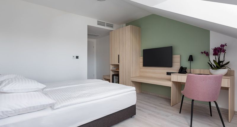 Pokoj s privátní koupelnou mimo pokoj pro 2 os. v podkroví - Hunguest Hotel Flóra, foto 1