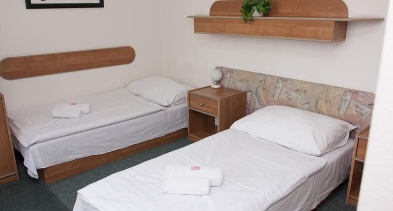 Apartman pro 4 os. se 2 ložnicemi - Hotel Rottal Otrokovice, foto 1