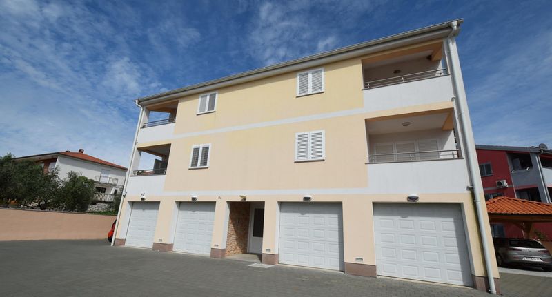 Apartman s klimatizací s terasou pro 4 os. se 2 ložnicemi A-19369-a - Apartments With Parking Space Barušići, Krk - 19369 Barušići, foto 1