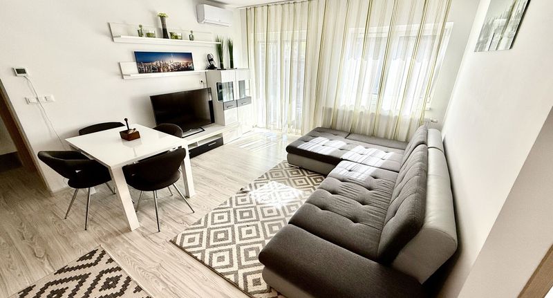 Apartman s balkónem pro 6 os. se 3 ložnicemi na poschodí - Pine Apartment & Pool Siófok, foto 1