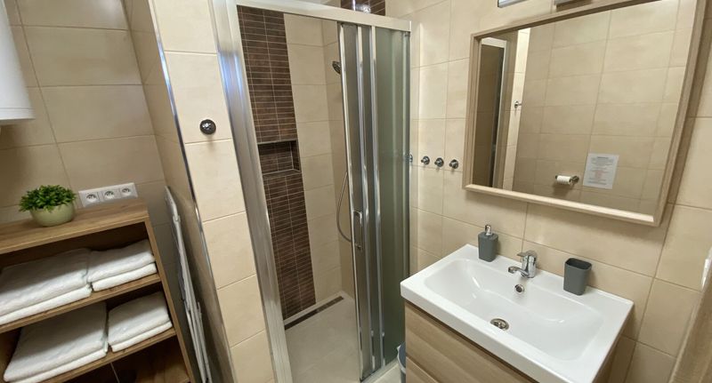 Apartman se sprchou s privátní koupelnou mimo apartmán pro 4 os. se 2 ložnicemi (s možností přistýlky) - Apartmán Nezábudka Nesvady, foto 1