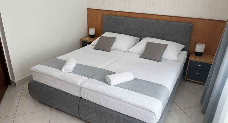 Pokoj s privátní koupelnou mimo apartmán s manželskou postelí - Hegyalja Fogadó Sárospatak, foto 1