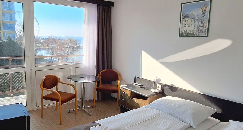 Pokoj s klimatizací pro 2 os. s výhledem na jezero - Hotel Hungária Siófok, foto 1