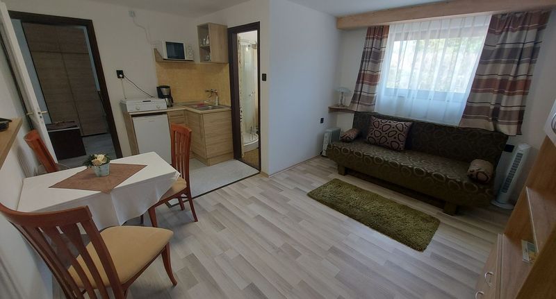 Apartman pro 4 os. se 2 ložnicemi s výhledem do zahrady přízemní - Kelén Házak Balatonföldvár, foto 1