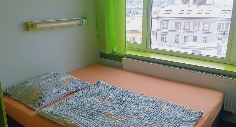 Pokoj s manželskou postelí s výhledem na hrad - Barleyhotel Praha, foto 1
