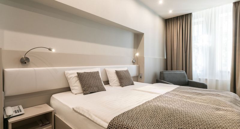 Deluxe Pokoj s koupelnou s manželskou postelí (s možností přistýlky) - AMETYST Hotel Praha, foto 1