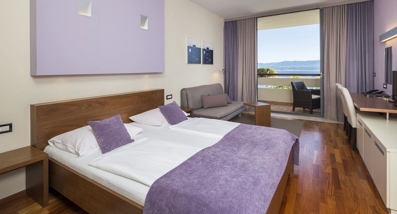 Pokoj s manželskou postelí s částečným výhledem na moře na poschodí - Bretanide Spot & Wellness Resort Bol, foto 1