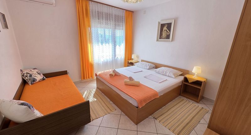 Apartman s terasou s manželskou postelí s 1 ložnicí na poschodí (s možností přistýlky) - Apartman Dobrila Novi Vinodolski, foto 1