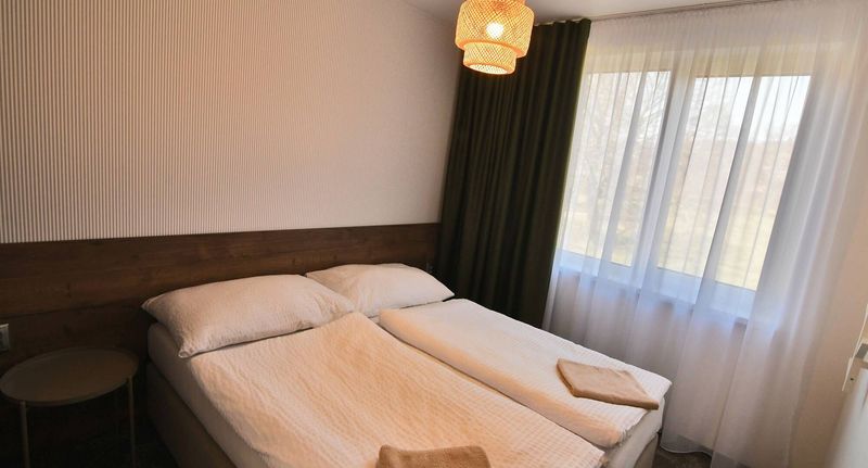 Apartman s balkónem s klimatizací pro 4 os. se 2 ložnicemi (s možností přistýlky) - Penzión Dolina Vinné, foto 1