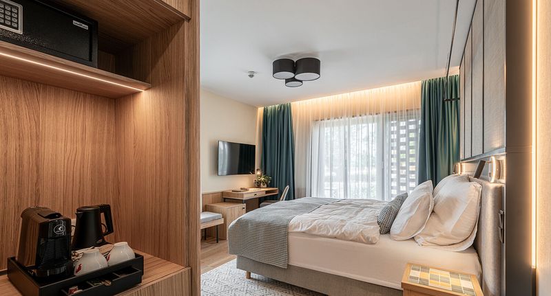 Standard Plus Pokoj s manželskou postelí s panoramou - Malom és Kacsa Boutique Hotel Tata, foto 1