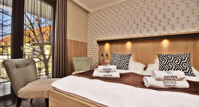 Pokoj s klimatizací s manželskou postelí na poschodí - Boutique Hotel Divina Harkány, foto 1