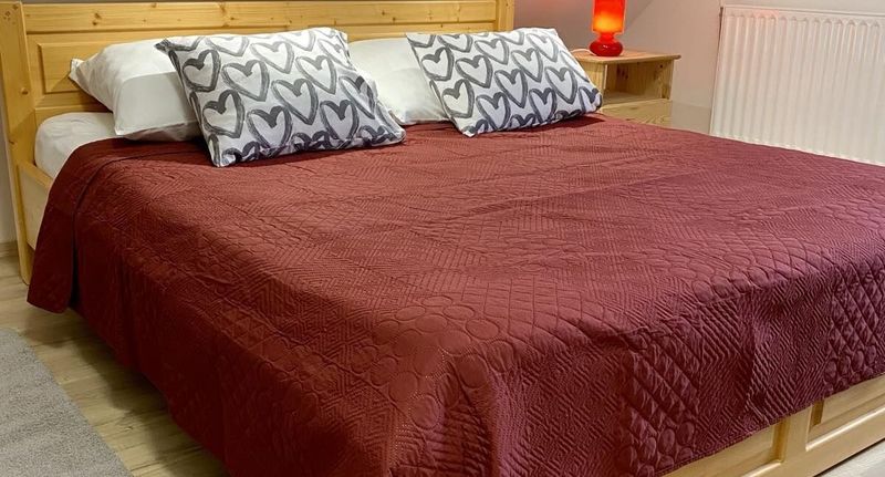 Apartman (jako celek) s klimatizací s privátní koupelnou mimo apartmán pro 5 os. - Huta-túra 42 Vendégház**** Újhuta, foto 1