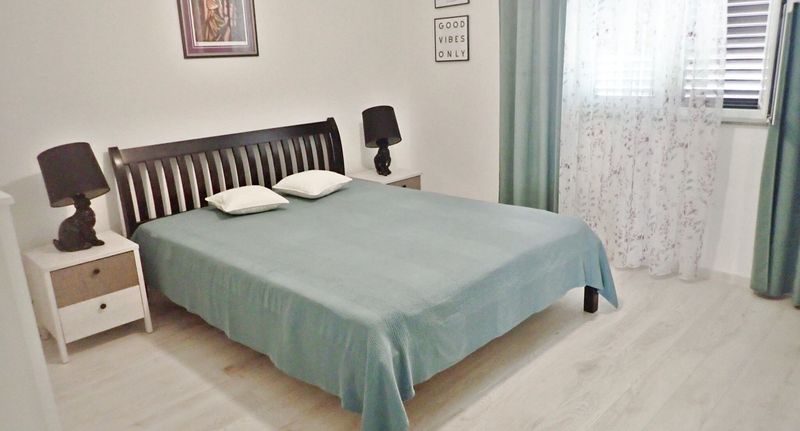 Apartman pro 6 os. se 3 ložnicemi - Apartment Nataša sd-198 Starigrad Paklenica, foto 1