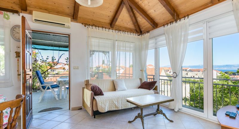 Apartman s klimatizací s terasou pro 5 os. se 2 ložnicemi A-22123-a - Apartments With Parking Space Supetar, Brač - 22123 Supetar, foto 1