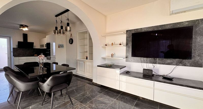 Apartman s klimatizací s terasou pro 5 os. se 2 ložnicemi A-23871-a - Apartments With Parking Space Malinska, Krk - 23871 Malinska, foto 1