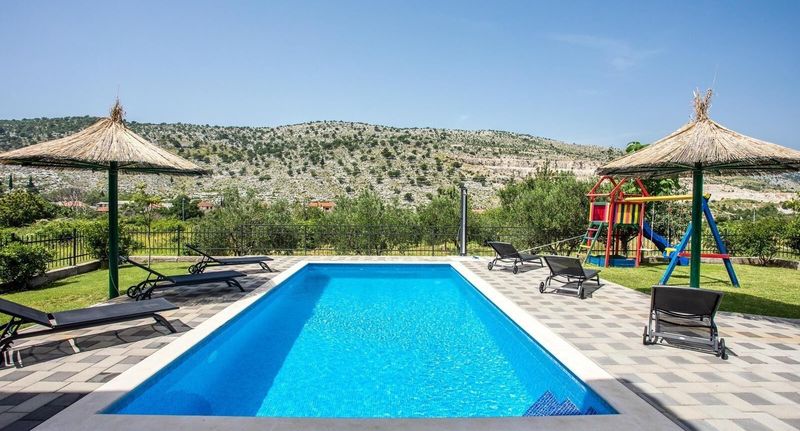 Apartman s klimatizací s terasou pro 10 os. se 3 ložnicemi K-23950 - Family Friendly House With A Swimming Pool Srinjine, Split - 23950 Srinjine, foto 1