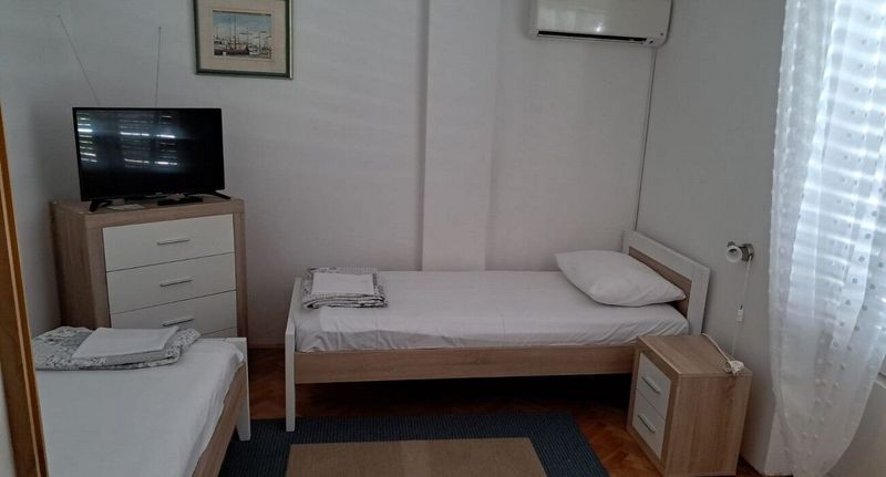 Apartman s klimatizací s balkónem pro 4 os. se 2 ložnicemi A-24010-a - Apartments By The Sea Stara Novalja, Pag - 24010 Stara Novalja, foto 1