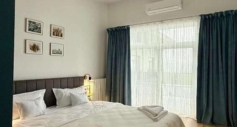 Pokoj s manželskou postelí na straně bazénu na poschodí - Villa Ambition Zălan, foto 1