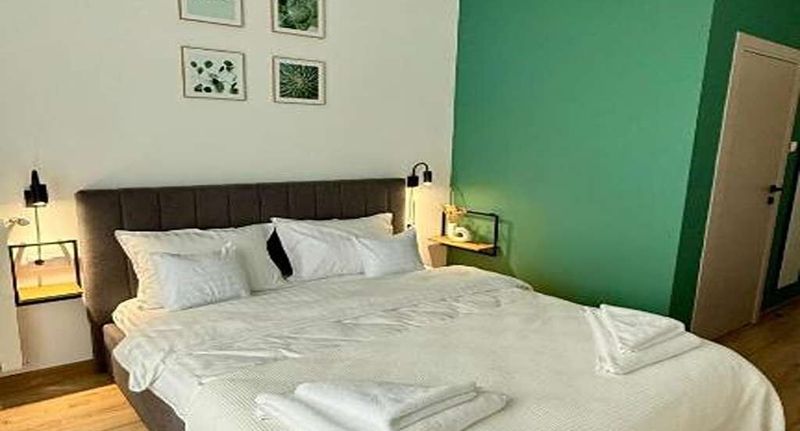 Pokoj s manželskou postelí na straně bazénu na poschodí - Villa Ambition Zălan, foto 5