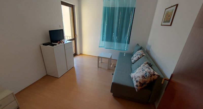 Apartman s terasou pro 3 os. se 2 ložnicemi na poschodí - Apartmani Centar Starigrad, foto 1