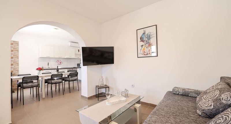 Rekreační dům (jako celek) pro 10 os. na poschodí přízemní - Villa Holliday House Feliks Ljubač, foto 1